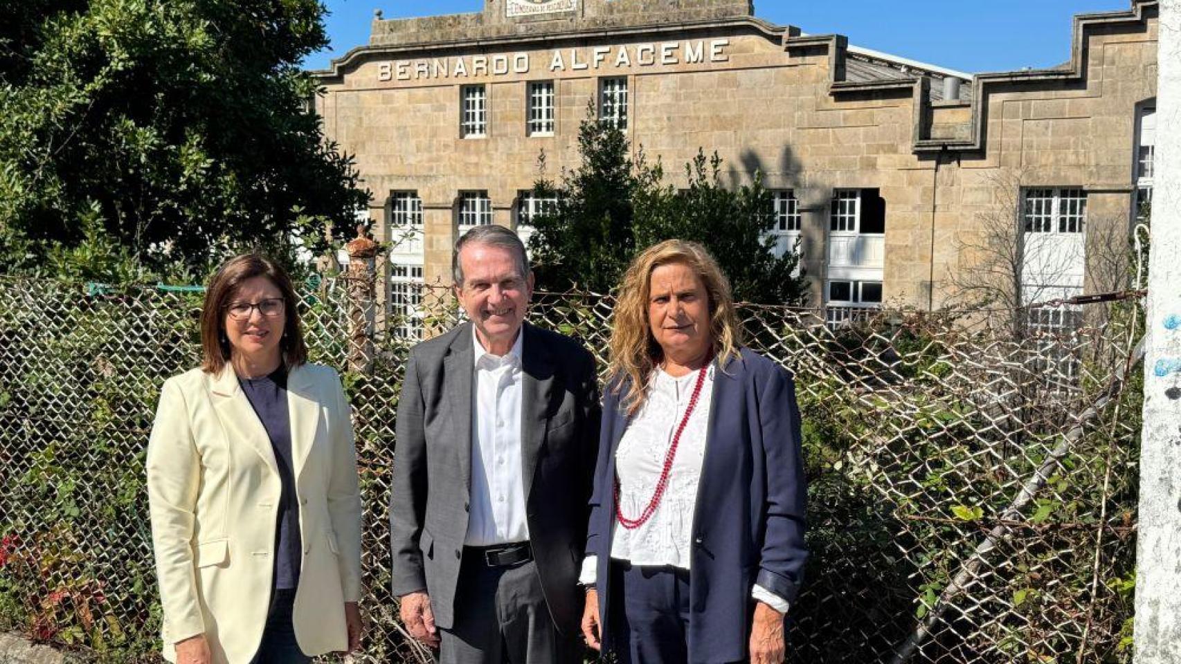 Abel Caballero y Carmela Silva frente a la fábrica abandonada de Alfageme.