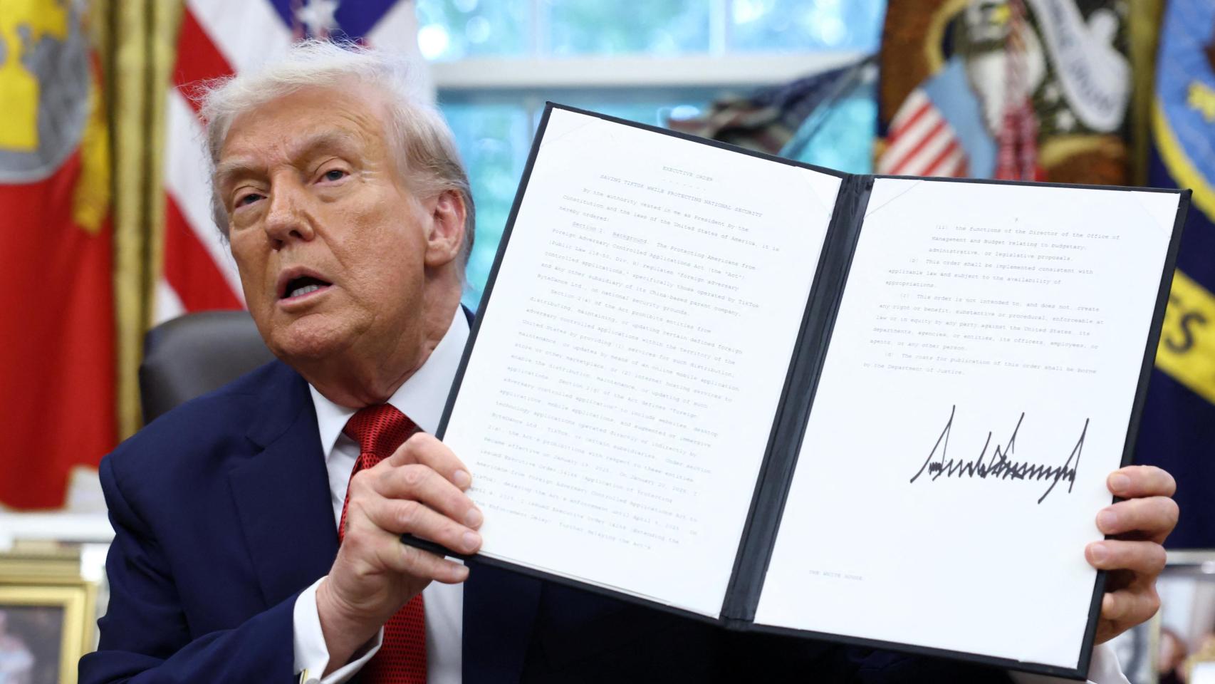 Donald Trump posa con una orden ejecutiva el pasado jueves en Washington.