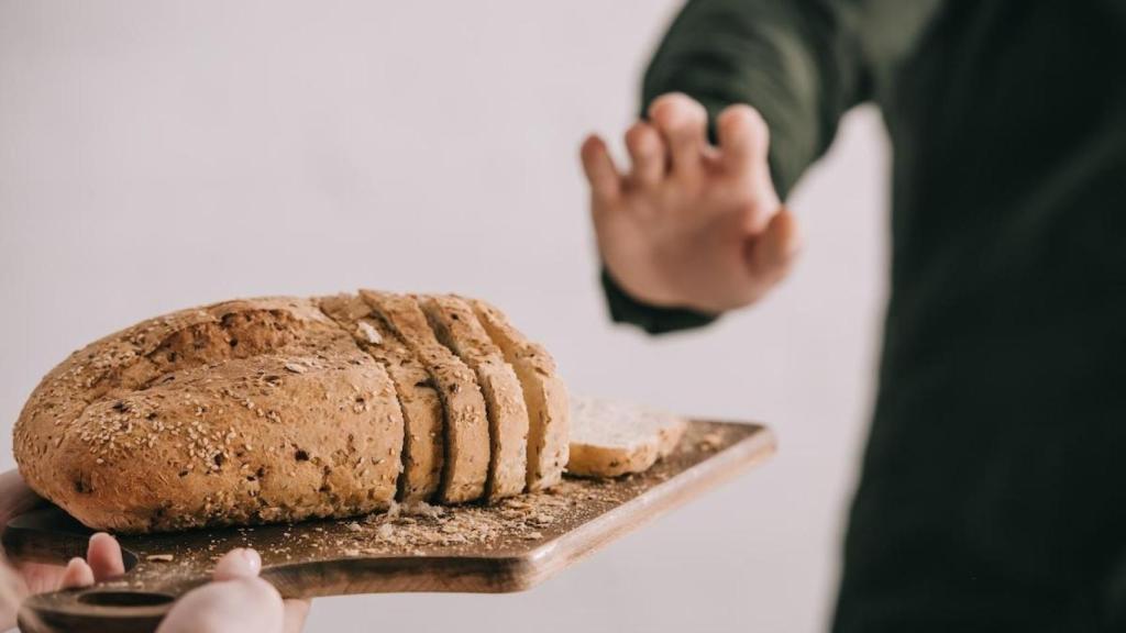 Un celiaco rechaza pan por contener gluten.