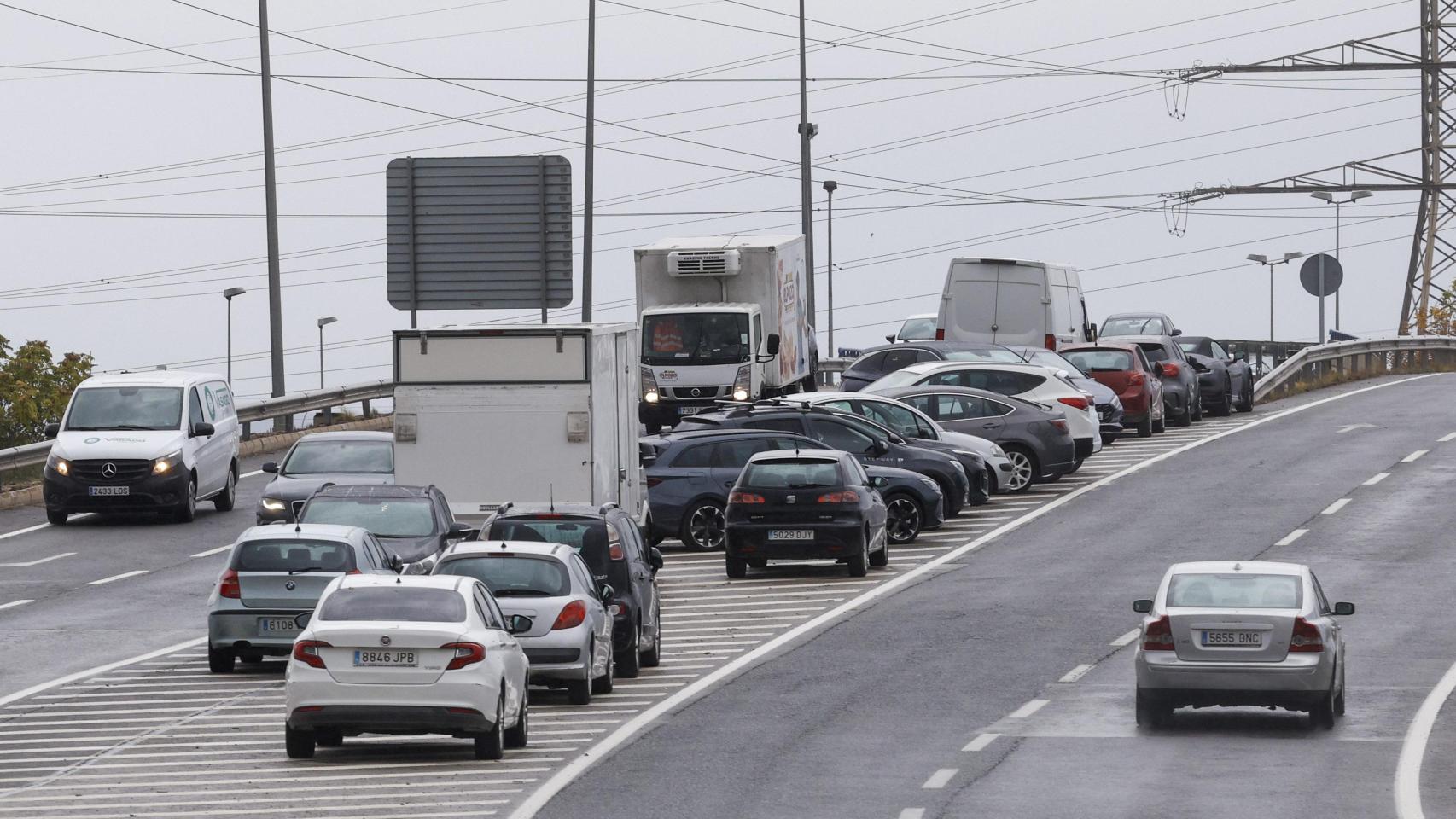 Vecinos de Xirivella (Valencia) aparcan en zonas elevadas para evitar inundaciones. Efe / Biel Aliño