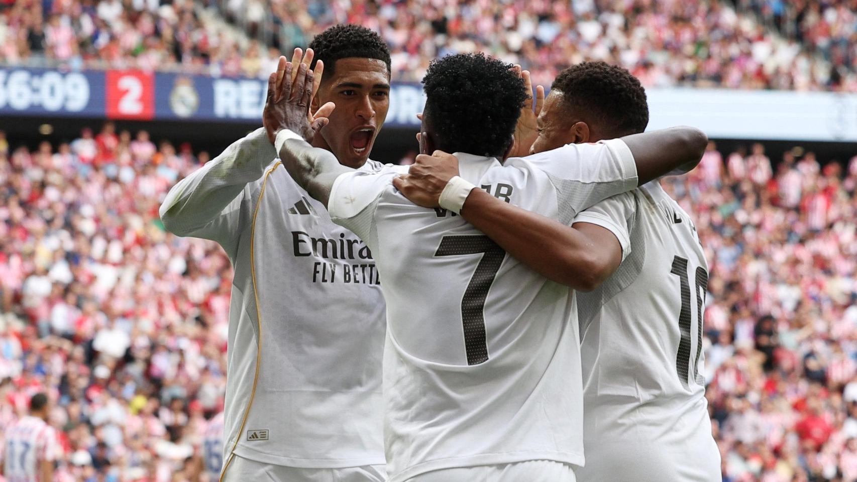Bellingham, Vinicius y Mbappé celebran un gol en el derbi.