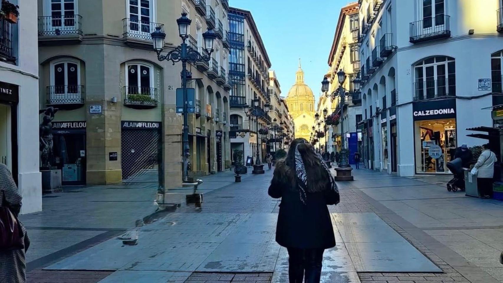 María paseando por la calle Alfonso, Zaragoza.