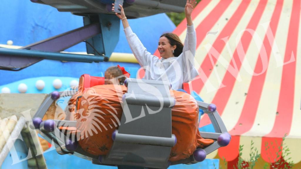 Dafne Fernández, en el Parque de Atracciones de Madrid junto a su hija Álex, el 28 de septiembre de 2025.