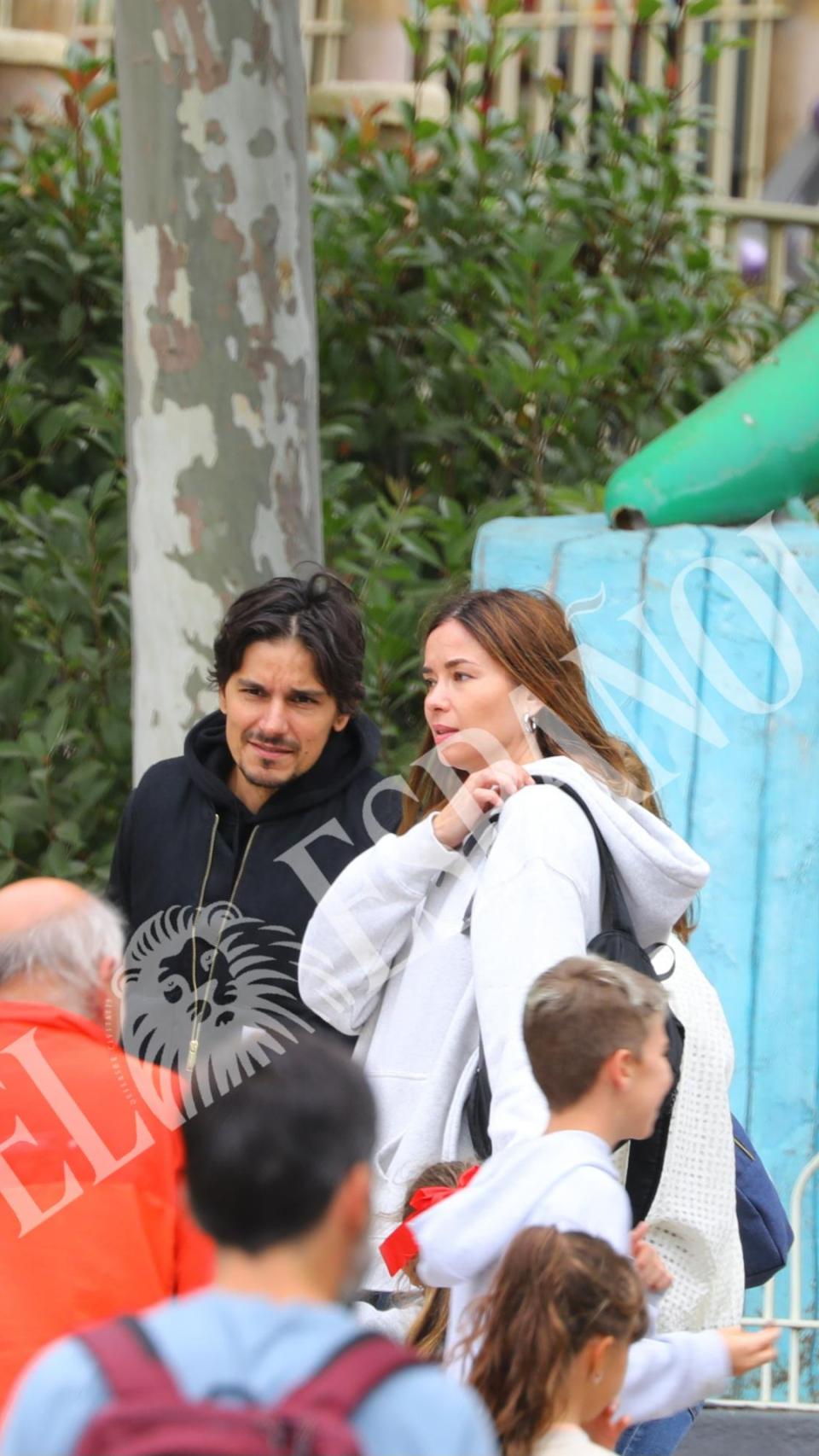 Dafne Fernández y Mario Chavarría, en el Parque de Atracciones de Madrid.