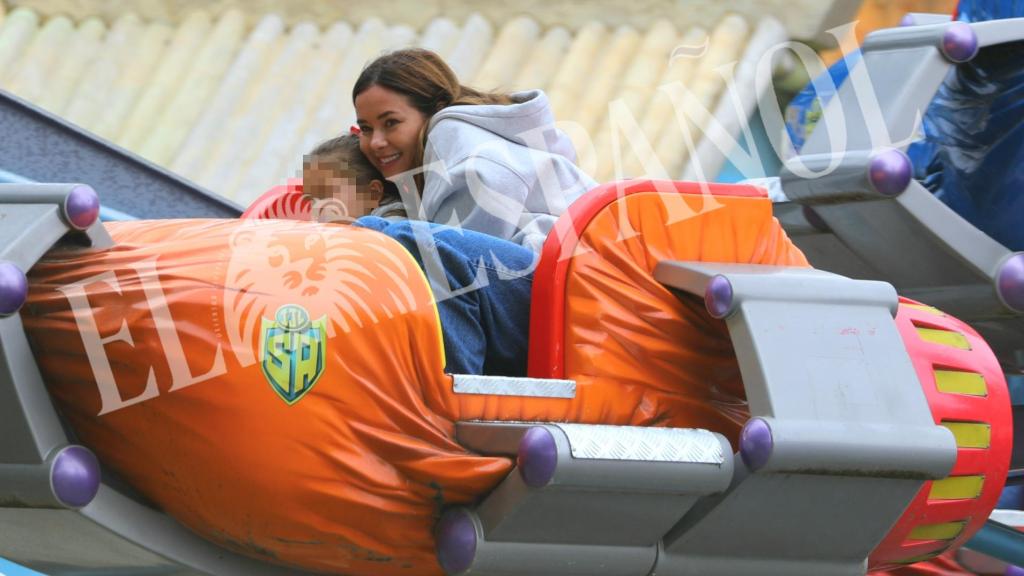 Dafne Fernández junto a su hija Álex.