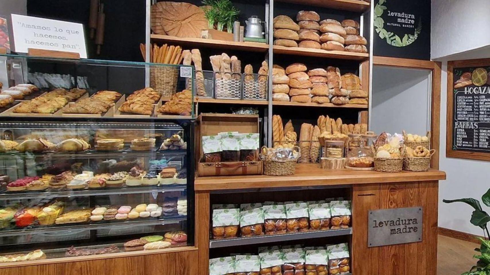 Interior de una de sus panaderías.