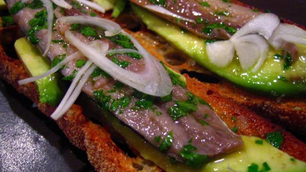 Tostada de aguacate y sardina. (Brett / Flickr)