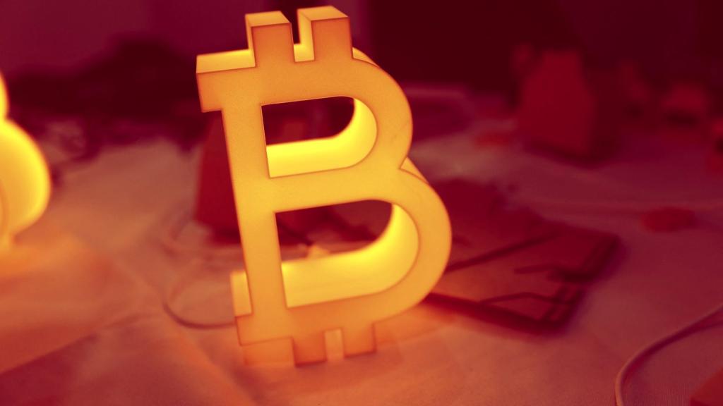 Una lámpara de bitcoin se exhibe en el evento de criptomonedas 'Bitcoin Treasuries Unconference' en Nueva York.