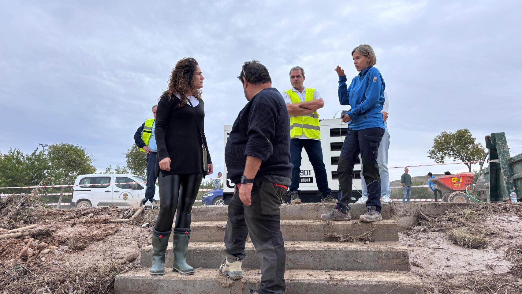 Elena Lacalle, alcaldesa de Cuarte, junto con un equipo de concejales revisando los daños tras la tormenta.