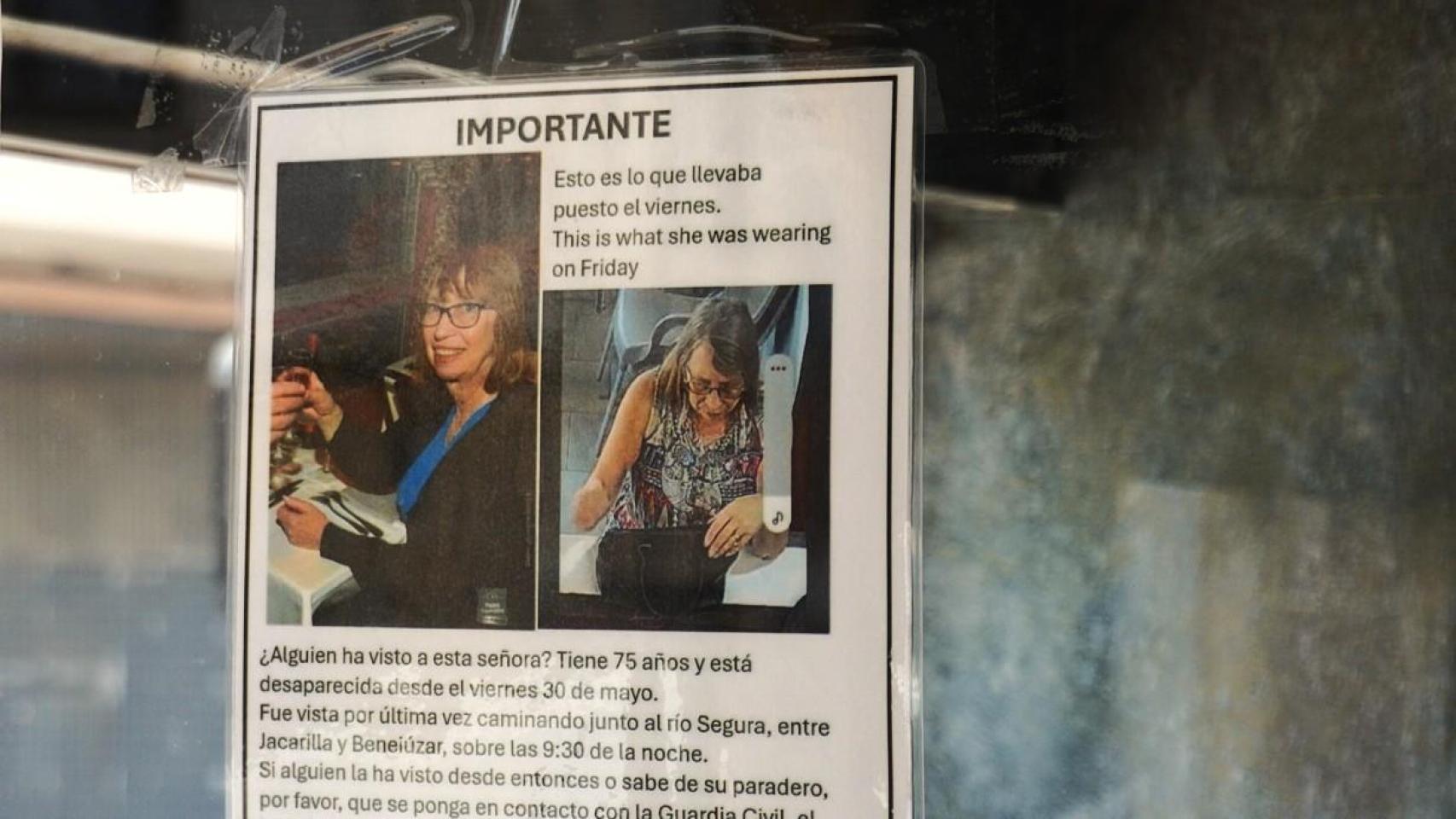 Un cartel con imágenes de Janet Fison colgado en el restaurante donde cenó por última vez.