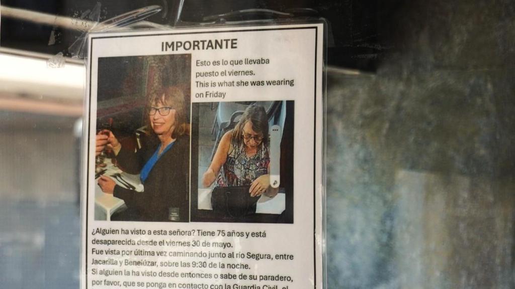 Un cartel con imágenes de Janet Fison colgado en el restaurante donde cenó por última vez.