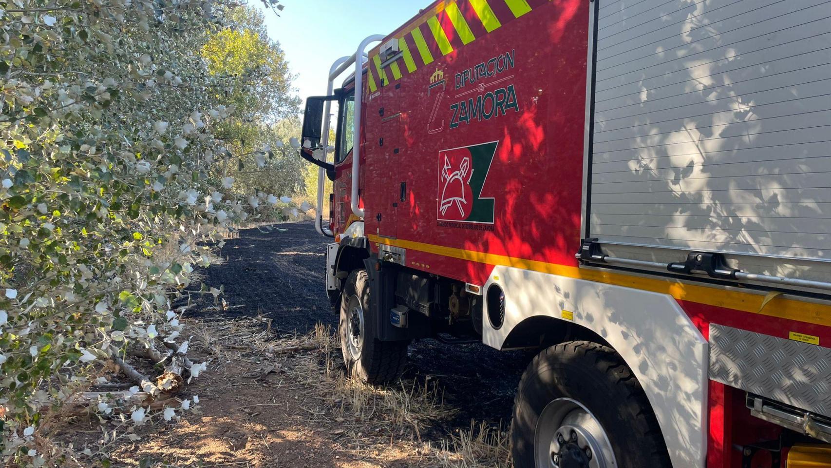 Los bomberos del Parque de Benavente interviniendo en un incendio en Villarrín de Campos