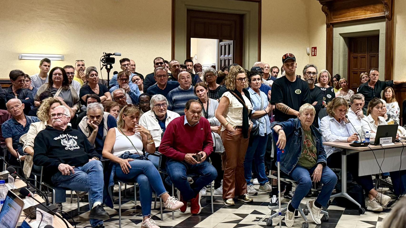 Vecinos de Torelló, tras irrumpir en el pleno municipal de este lunes para protestar semanas de inseguridad en el centro de la ciudad.