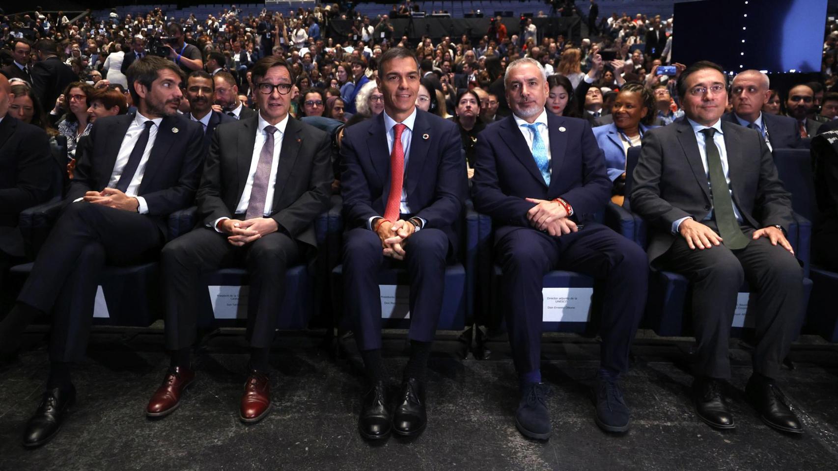 Sánchez, flanqueado por Ernest Urtasun, Salvador Illa y José Manuel Albares, junto al director adjunto de la UNESCO, Ernesto Ottone este lunes en Barcelona.