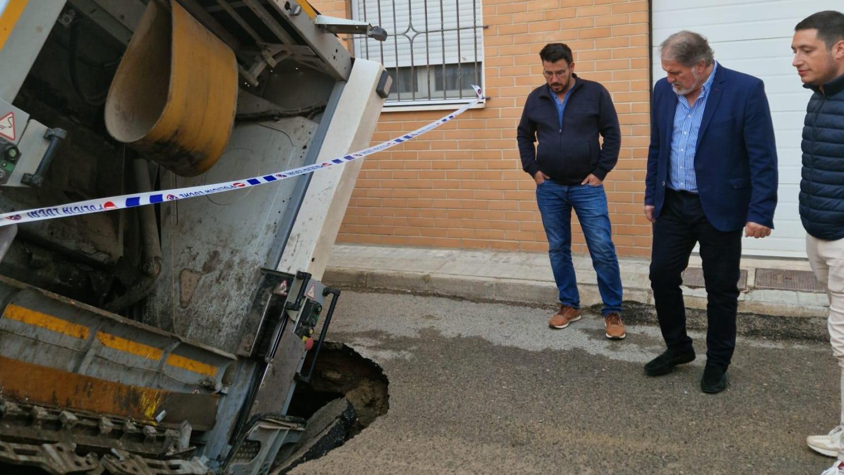Un camión de la basura se hunde en una calle de Teruel.