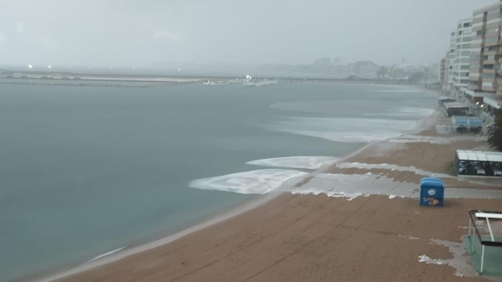 Una playa en Torrevieja durante las lluvias del lunes