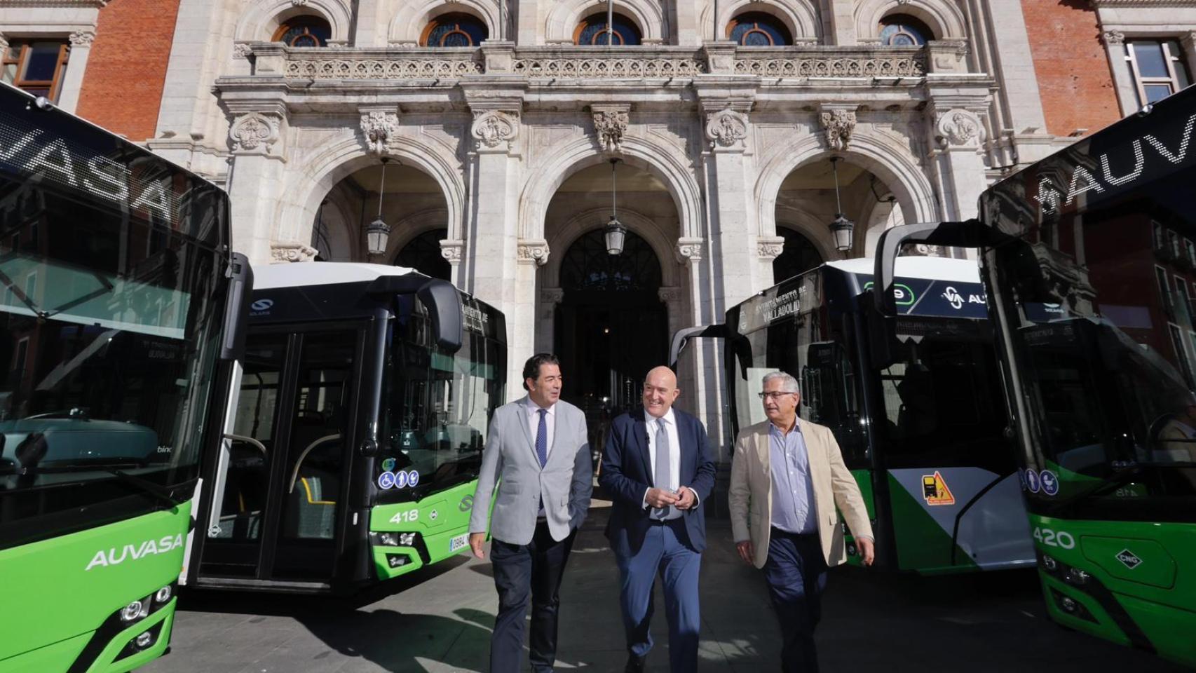 El concejal de Movilidad, Alberto Gutiérrez Alberca; el alcalde de Valladolid, Jesús Julio Carnero, y el gerente de Auvasa, Eduardo Cabanillas, presentan los nuevos autobuses