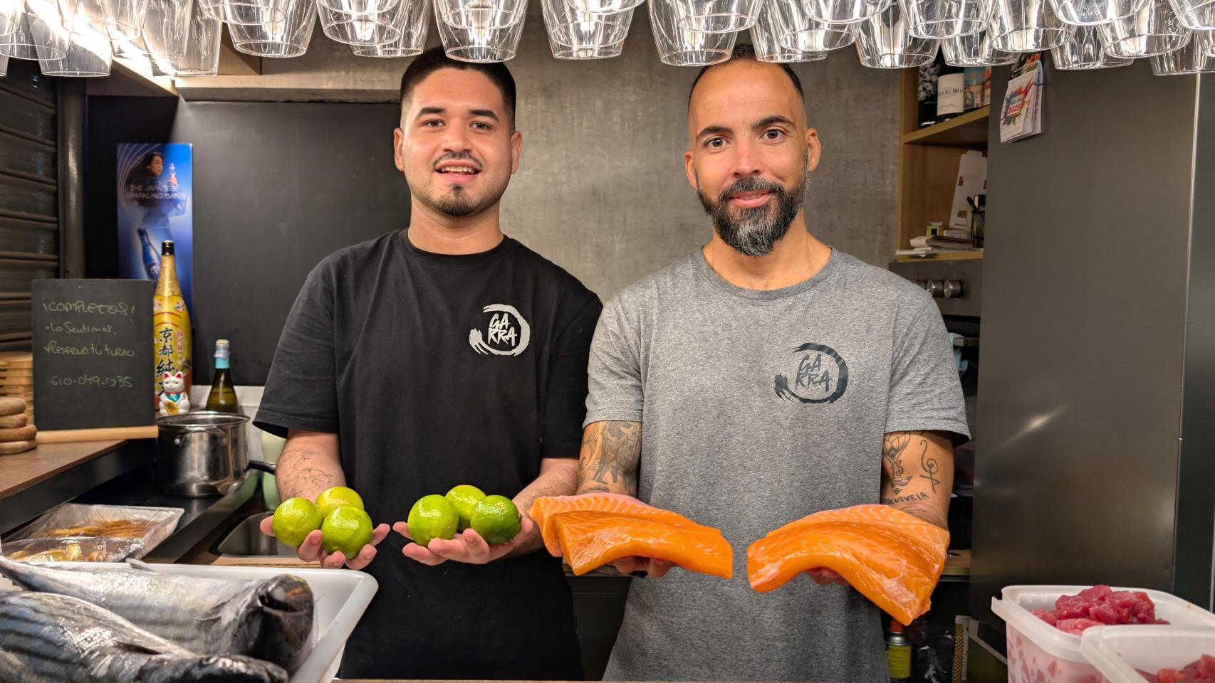 Agustín Carmona y David Gallego en el puesto de Garra en el Mercado Central.