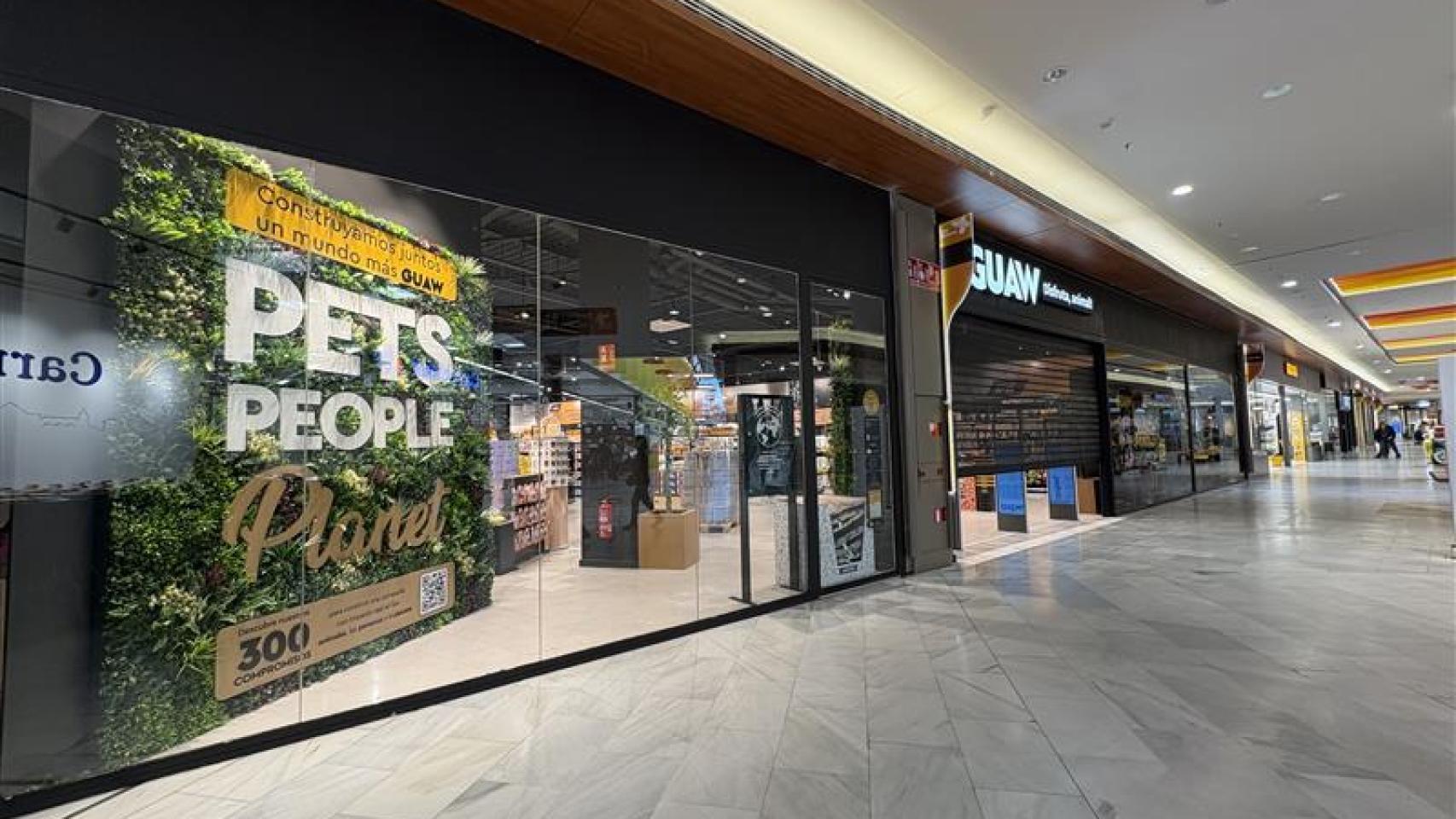 Exterior de una tienda de GUAW.