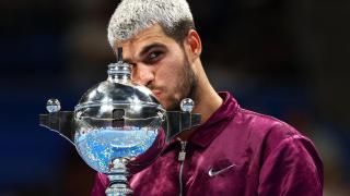 Carlos Alcaraz, with the ATP 500 tokyo trophy