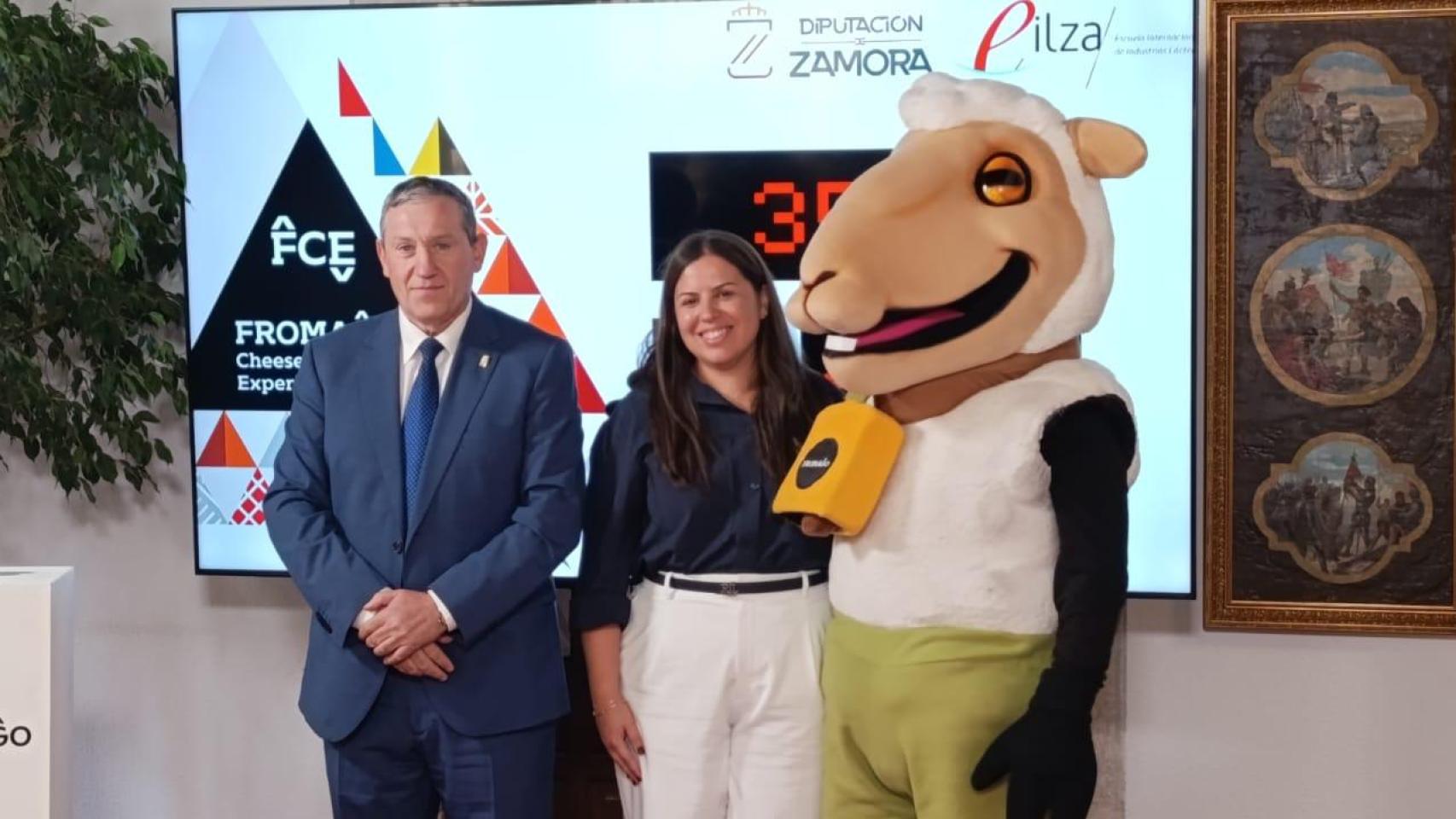 El presidente de la Diputación, Javier Faúndez y la responsable de Eilza, Sara Fregeneda, presentan la nueva edición de Fromago