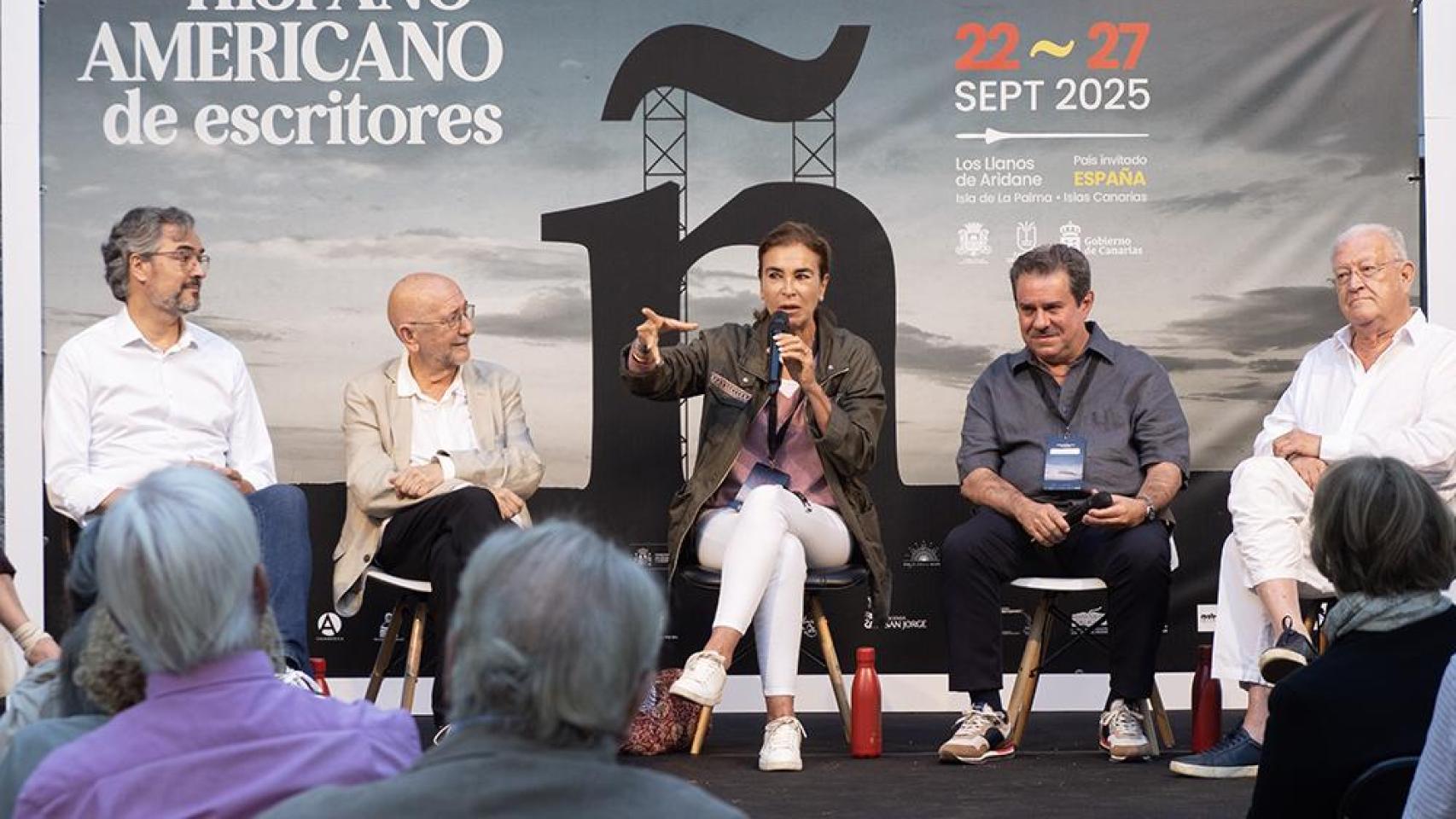 De izquierda a derecha: Moisés Morera, José María Conget, Carmen Posadas, Francisco Javier Pérez y J.J. Armas Marcelo en uno de las ponencias del VII Festival Hispanoamericano de Escritores. Foto: FHE / Stefania Mucci