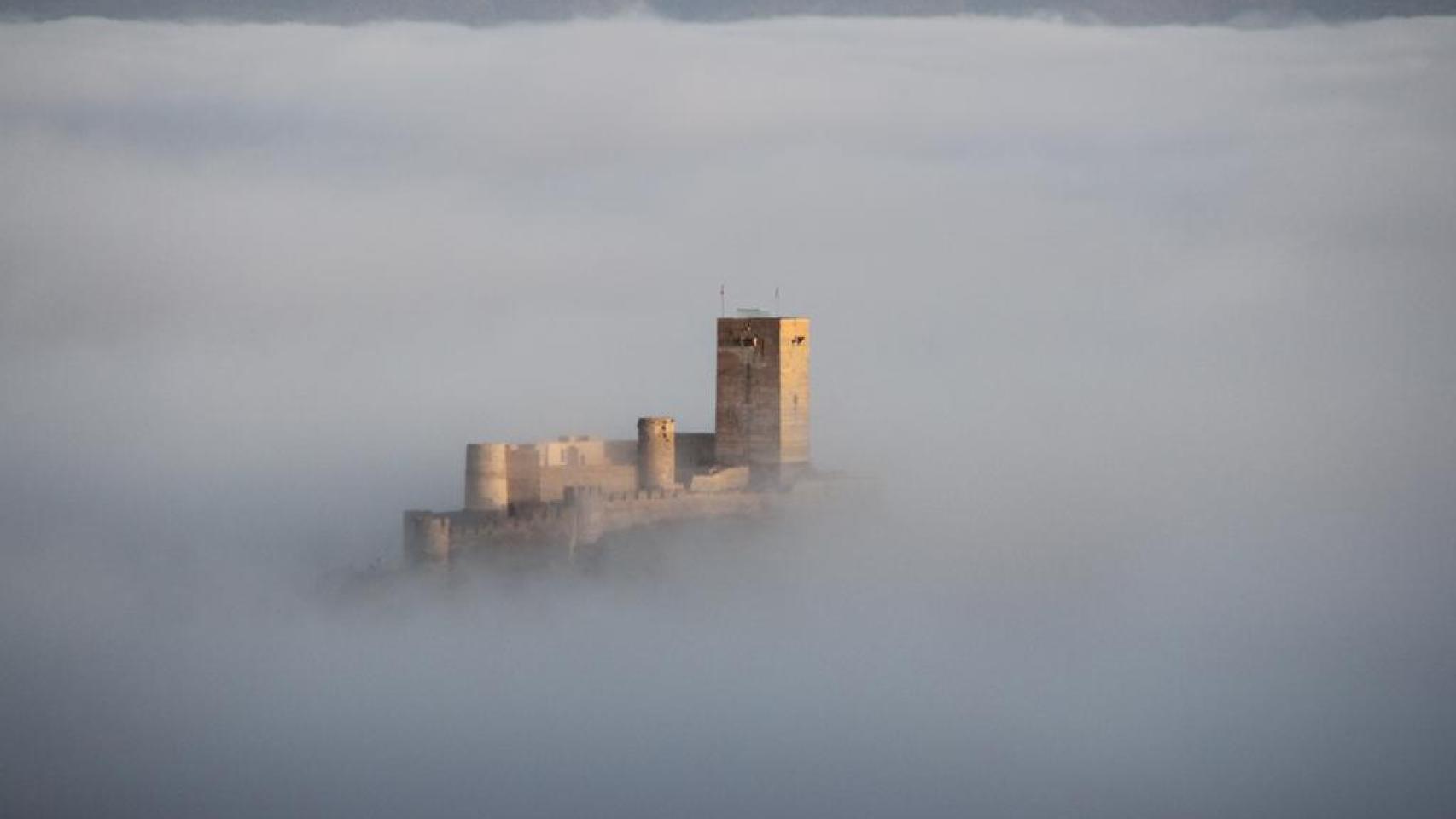El Castillo de Biar, un día con niebla.