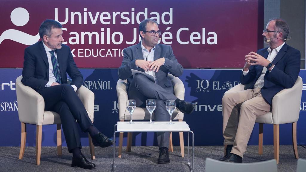 Miguel de Foronda, director general de Philips Iberia, Italia, Grecia e Israel: Alfonso Múñoz, redactor de Invertia; y Ángel Hortal, director global de Desarrollo de Negocio de Sanidad de Minsait (Indra Group) en el VI Simposio del Observatorio de la Sanidad, organizado por EL ESPAÑOL e Invertia.