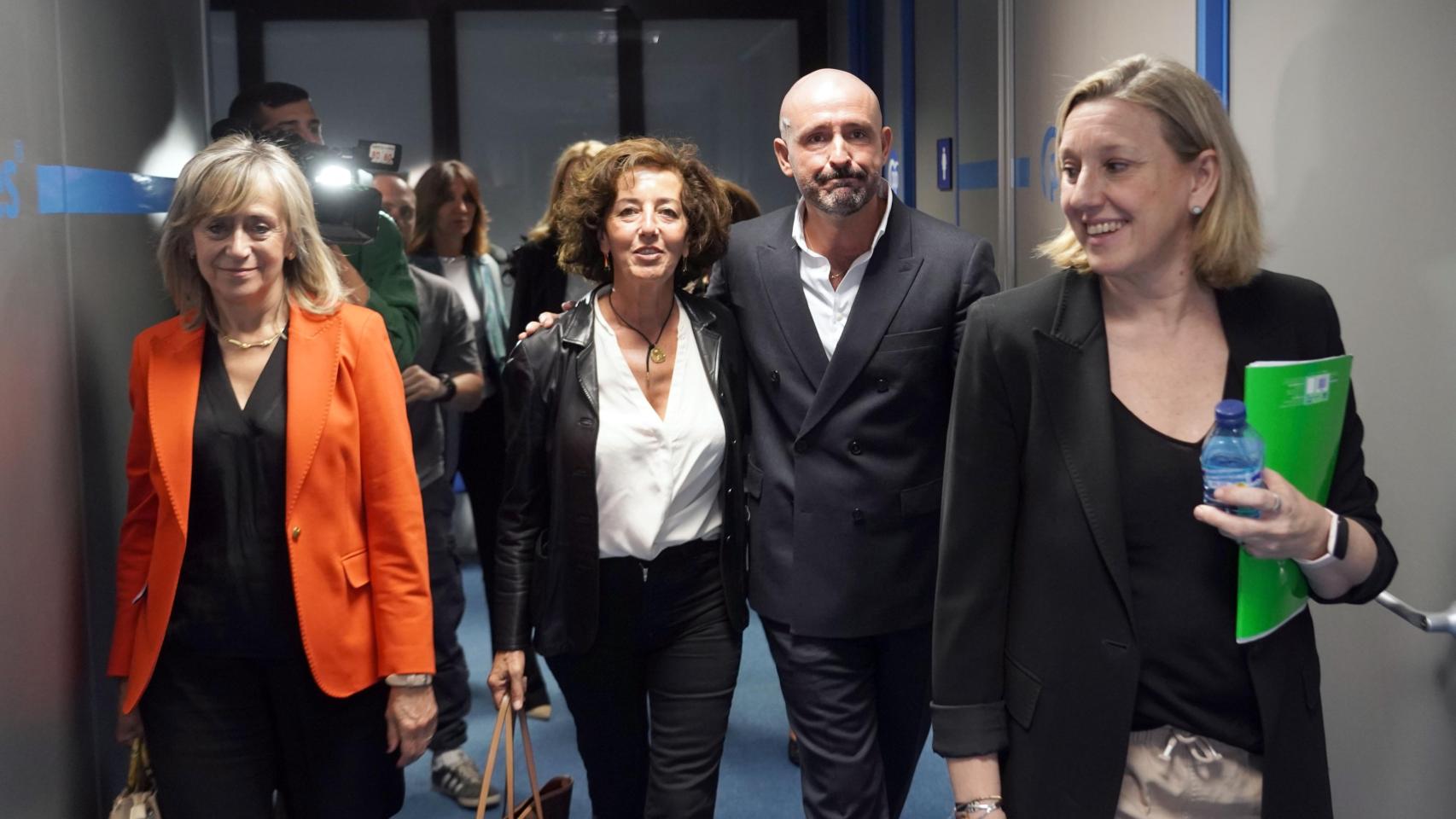 El vicesecretario de Educación e Igualdad del Partido Popular, Jaime de los Santos, se reúne en Valladolid con parlamentarias del PP de Castilla y León para hablar de las políticas de igualdad de la formación.