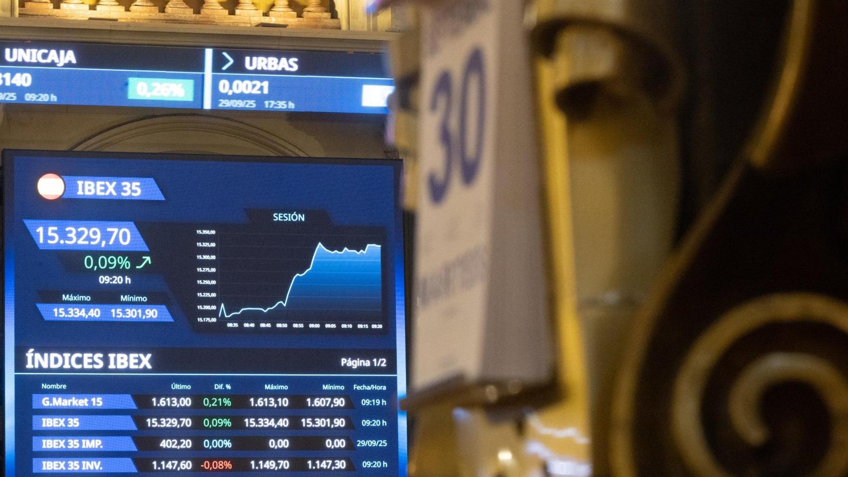 Vista del Palacio de la Bolsa de Madrid en el que se ve el calendario y la cotización del Ibex 35.