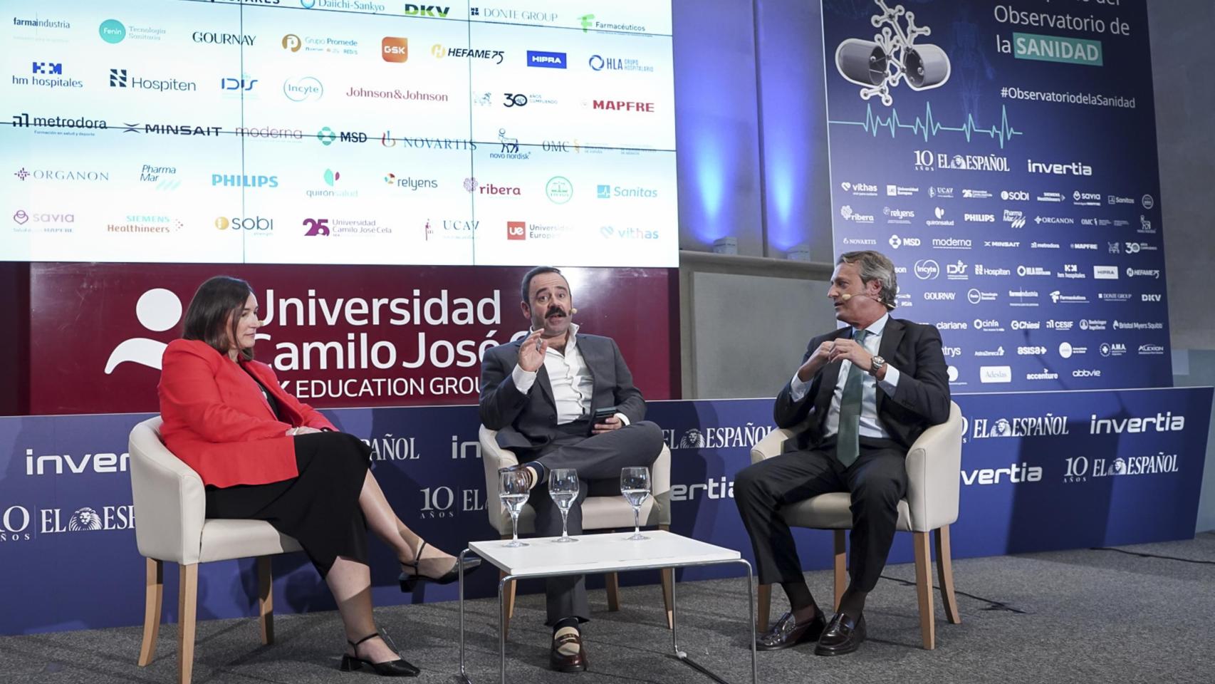 María García Robledo, responsable de Desarrollo de Negocio de Siemens Healthineers; Eduardo Ortega Socorro, redactor jefe de EL ESPAÑOL-Invertia; y Juan Antonio Gutiérrez Lemos, director de Desarrollo de Negocio del Grupo HLA durante la segunda jornada del VI Simposio del Observatorio de la Sanidad, organizado por EL ESPAÑOL e Invertia.