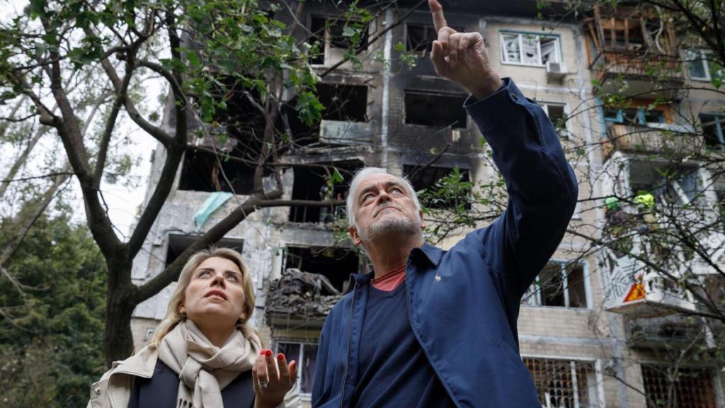 Esteban González Pons, el pasado domingo en Kiev, frente al edificio donde murió la menor de 12 años por el masivo bombardeo ruso.