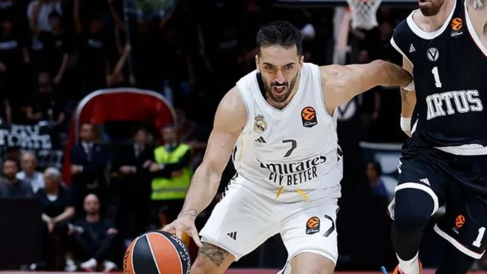 Facundo Campazzo se lleva un balón en el partido ante la Virtus en la Euroliga.