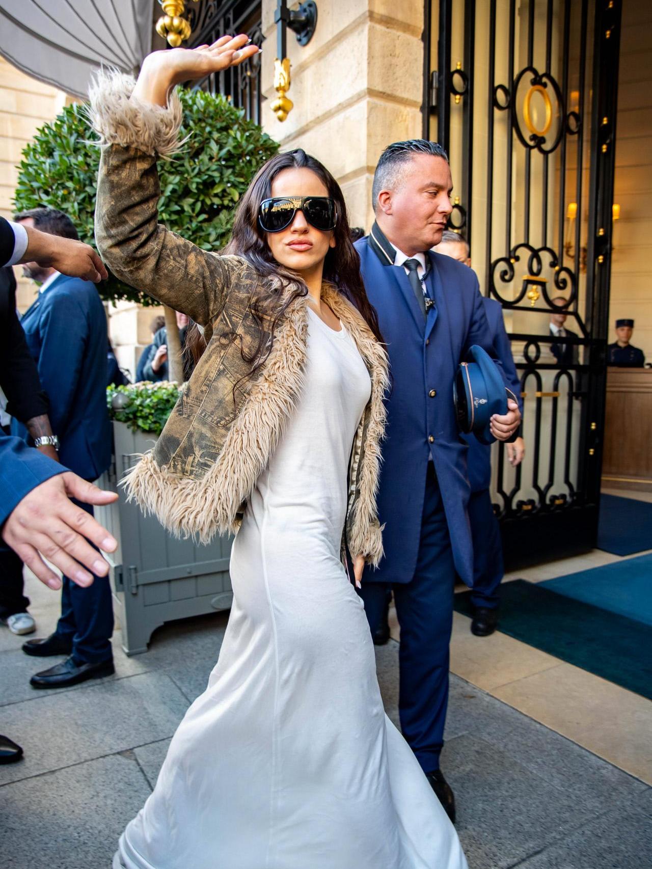 Rosalía, segundos antes de entrar en su hotel de París.