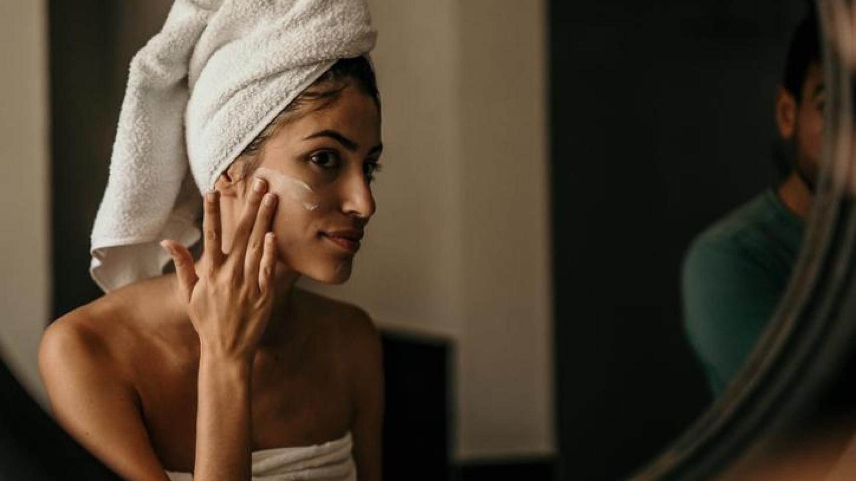 Mujer aplicándose su rutina de belleza.