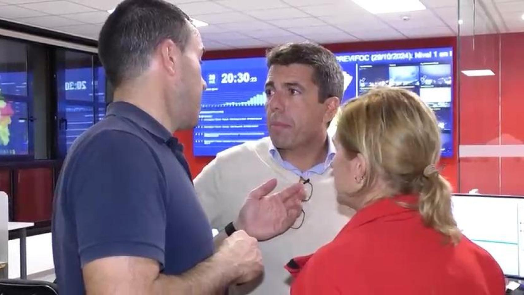 Carlos Mazón departe con Vicente Mompó y Salomé pradas a su llegada al Cecopi. EE