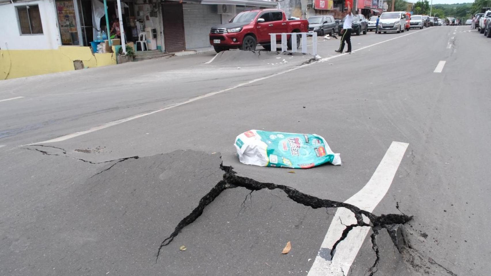 Grietas abiertas en una carretera filipina por los efectos del terremoto.