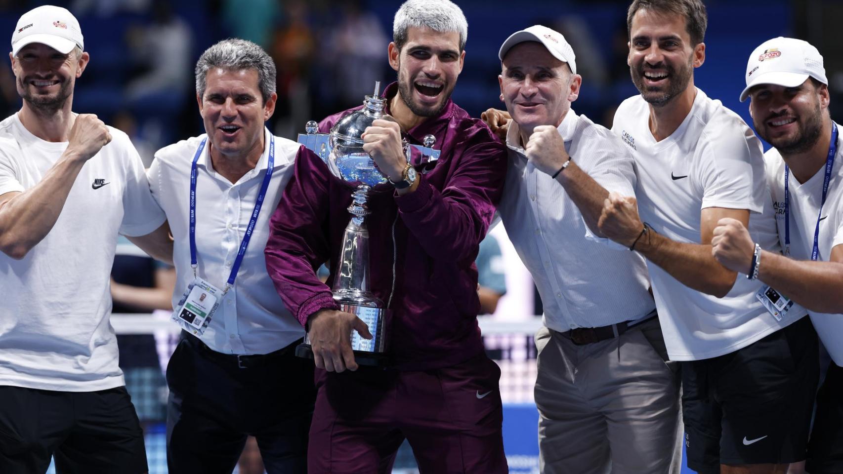Carlos Alcaraz, celebrando con su equipo tras ganar el torneo de Tokio