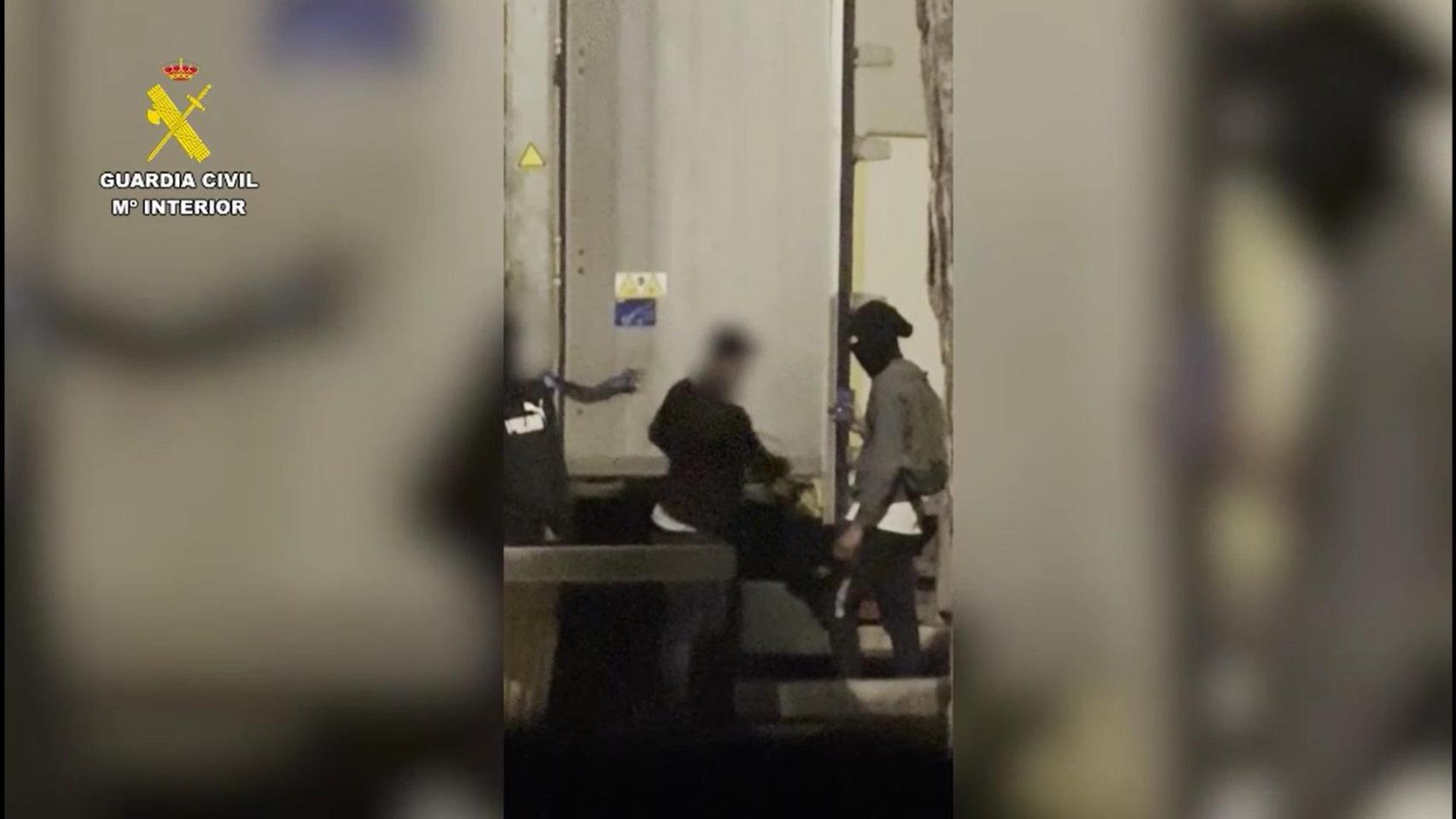 Momento del robo en un camión