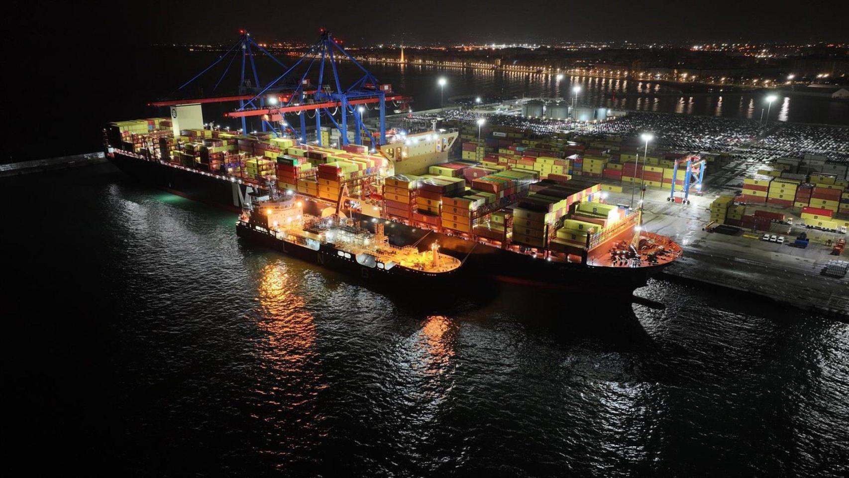 Imagen de la operación protagonizada por el buque Avenir Aspiration, encargado de efectuar el primer suministro de gas natural licuado de origen renovable (bio-GNL) al portacontenedores MSC Gabon.