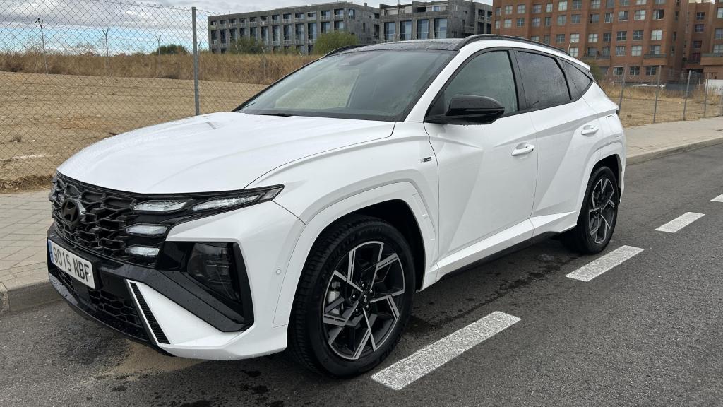 Vista tres cuartos delantera del Hyundai Tucson N Line Style