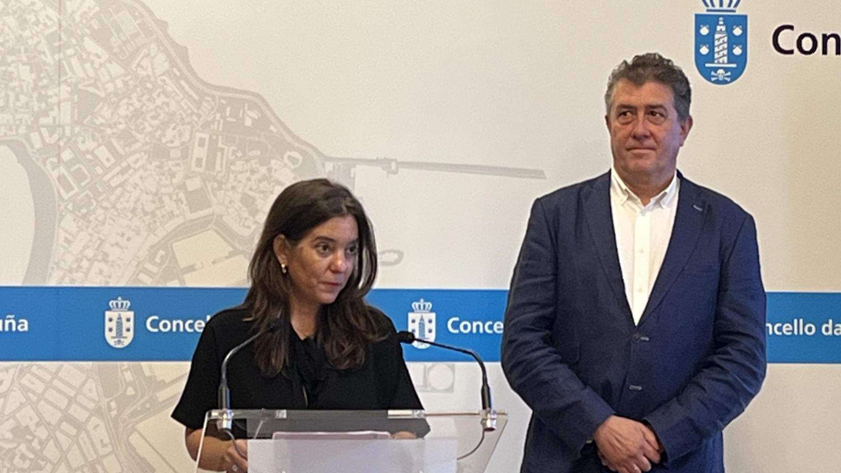 La alcaldesa de A Coruña, Inés Rey, junto al concejal de Educación, Juan Ignacio Borrego.