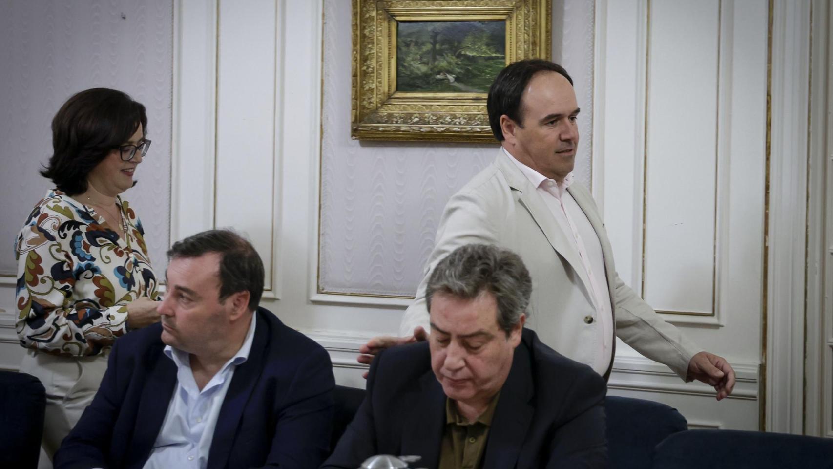 Los portavoces del PP y Vox, Juanfran Pérez Llorca y José María Llanos. Corts / José Cuéllar