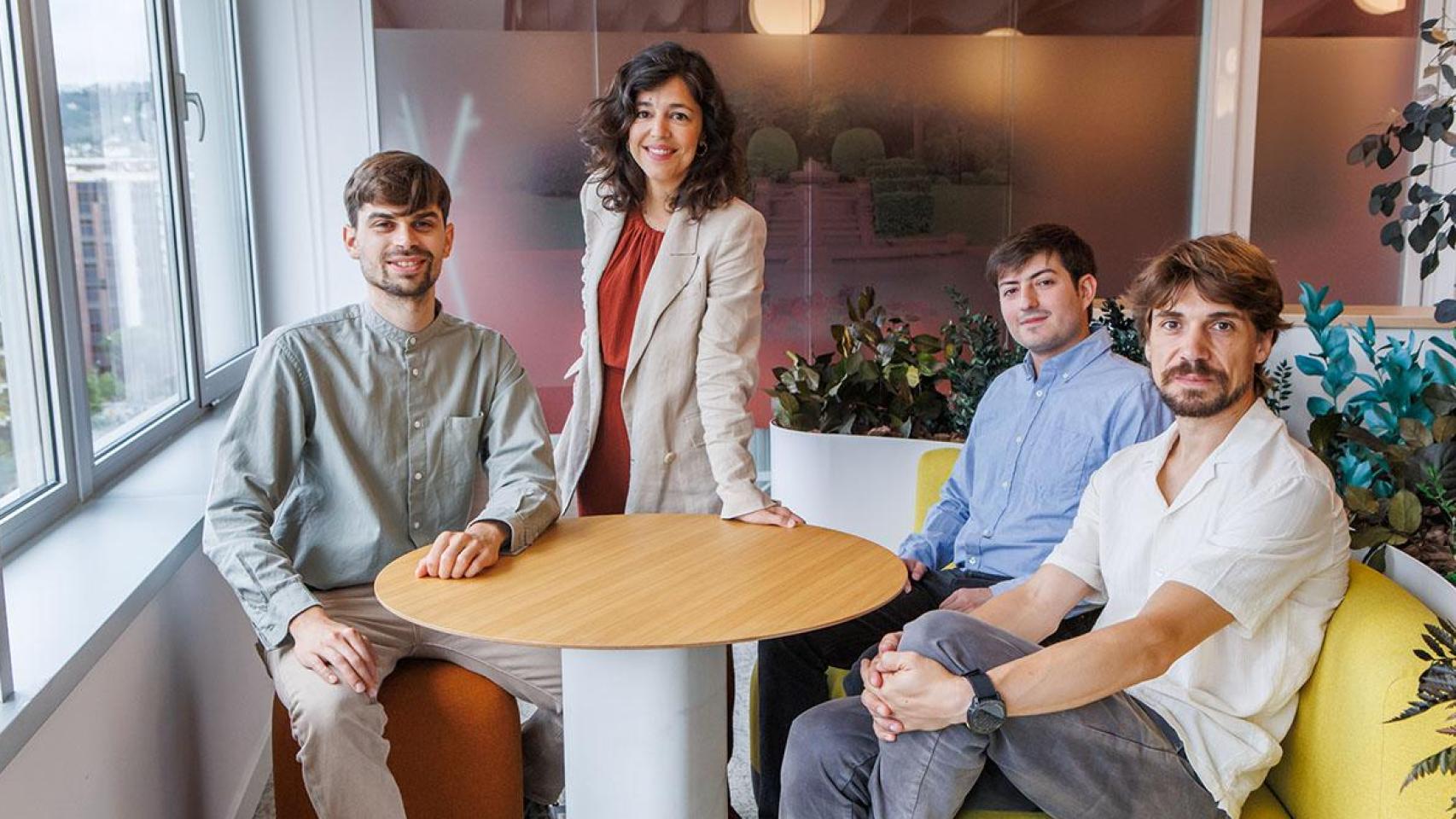 Dimitrije Ivančić (coprimer autor del artículo), Avencia Sánchez-Mejías (CEO de Integra Therapeutics), Alejandro Agudelo (coprimer autor del artículo) y Marc Güell (investigador ICREA y CSO de Integra).