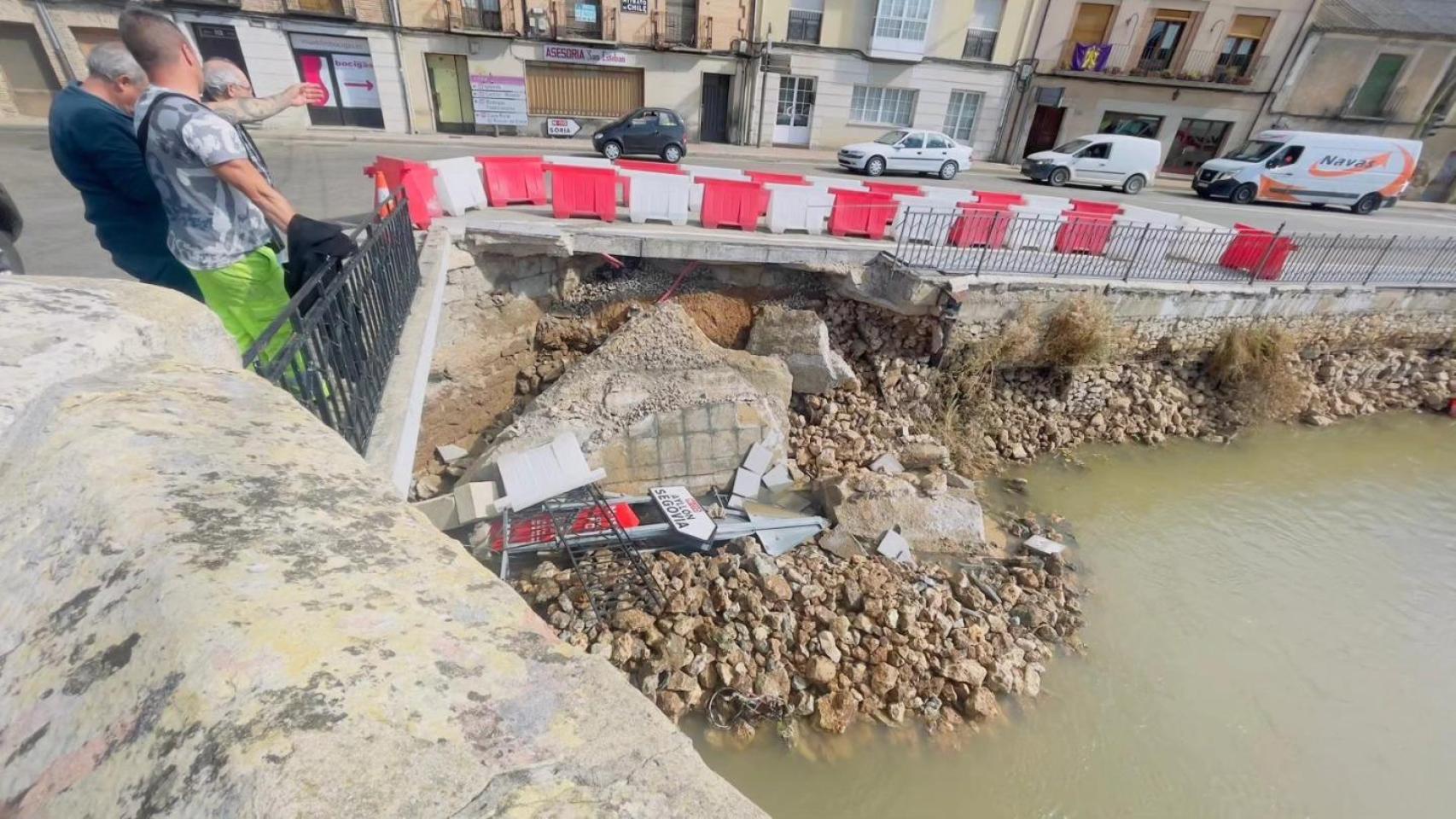 Derrumbe de parte de la acera de la travesía junto al puente de San Esteban de Gormaz (Soria)