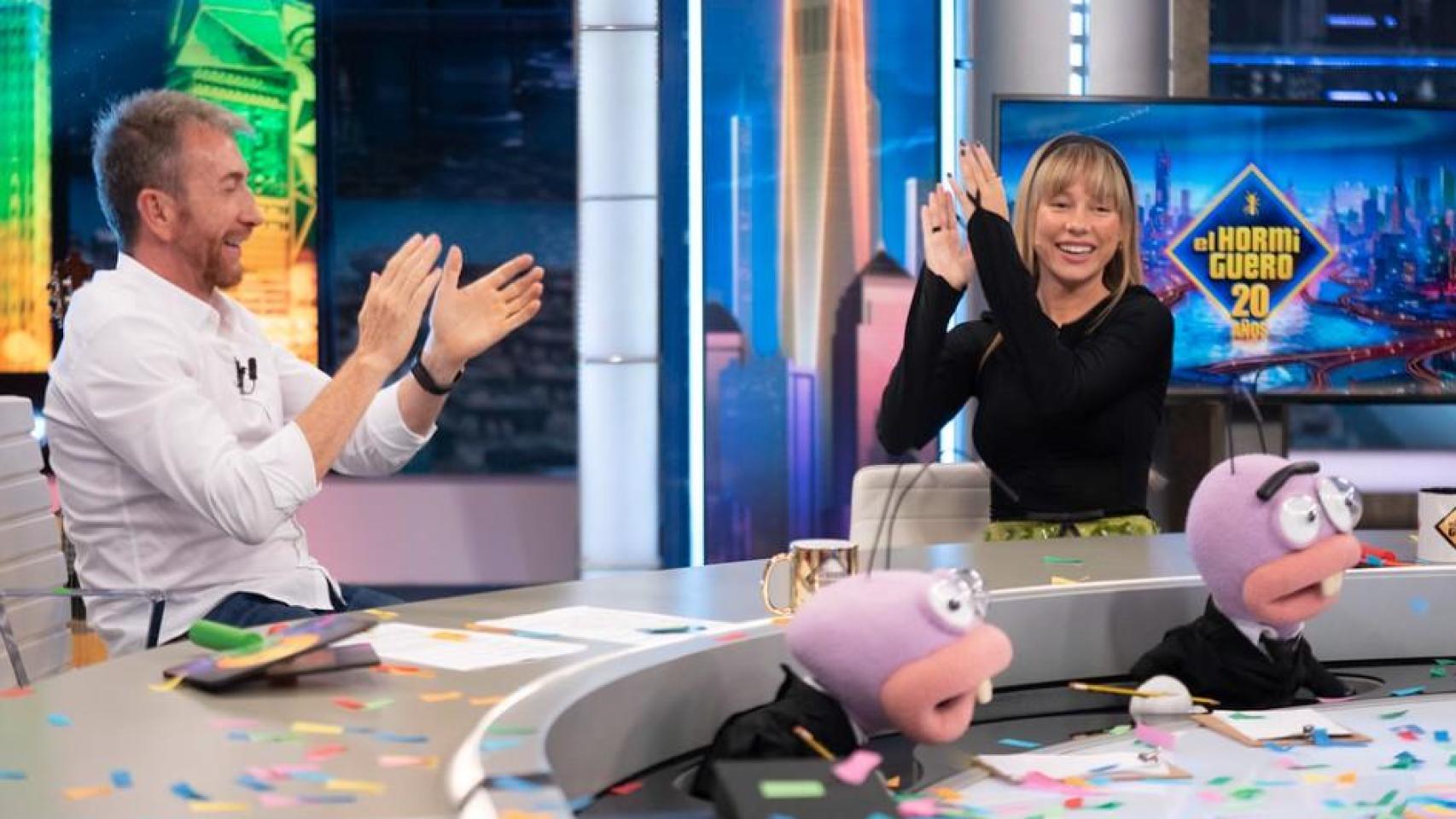 Pablo Motos y Ester Expósito, en 'El Hormiguero'.