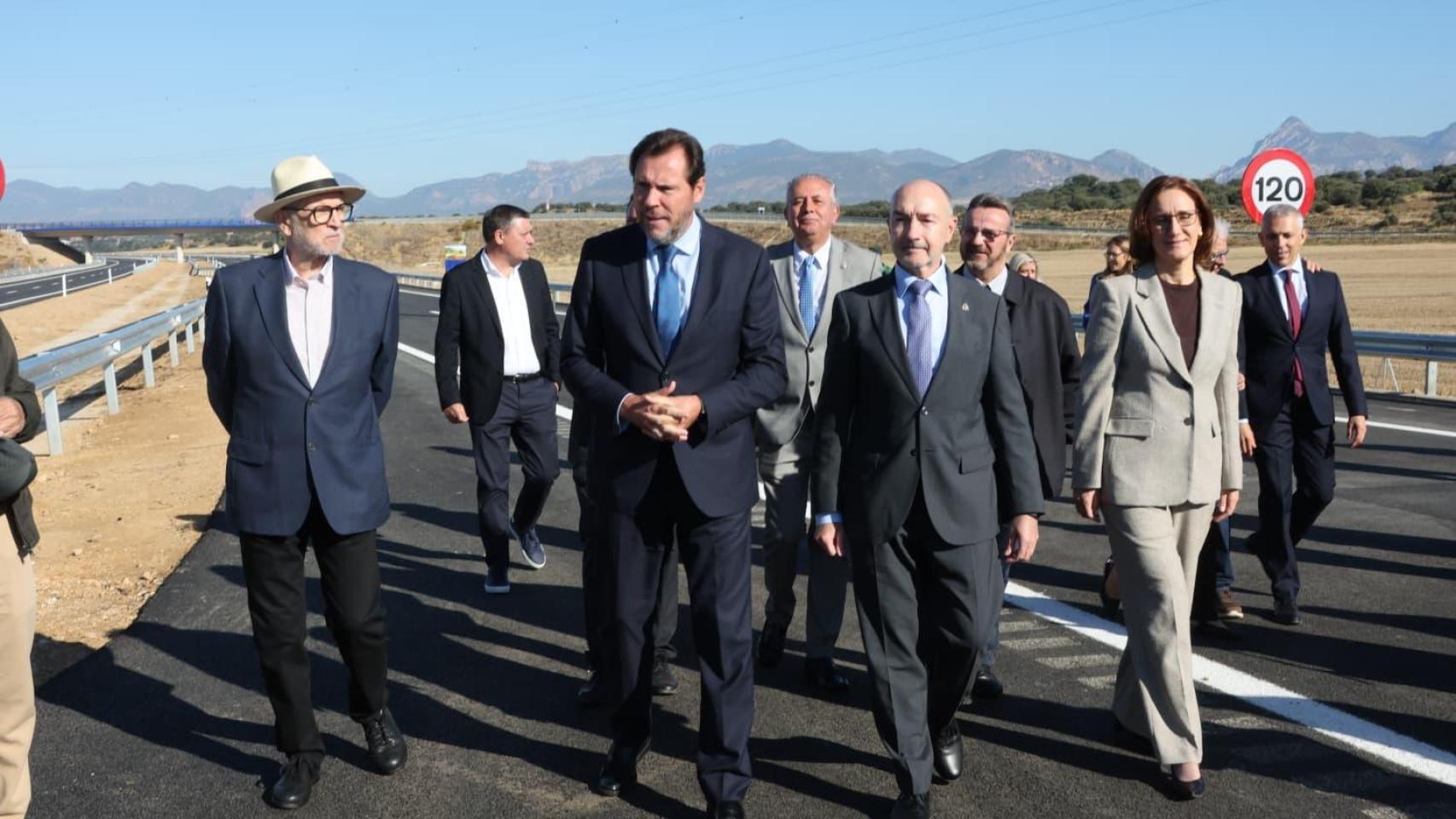 Óscar Puente, en la inauguración de la A-22, con las autoridades presentes