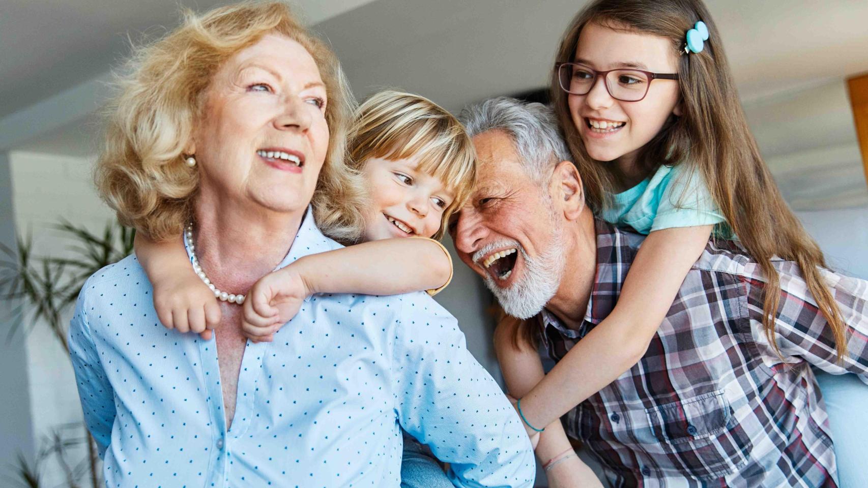 Unos abuelos con sus nietos.