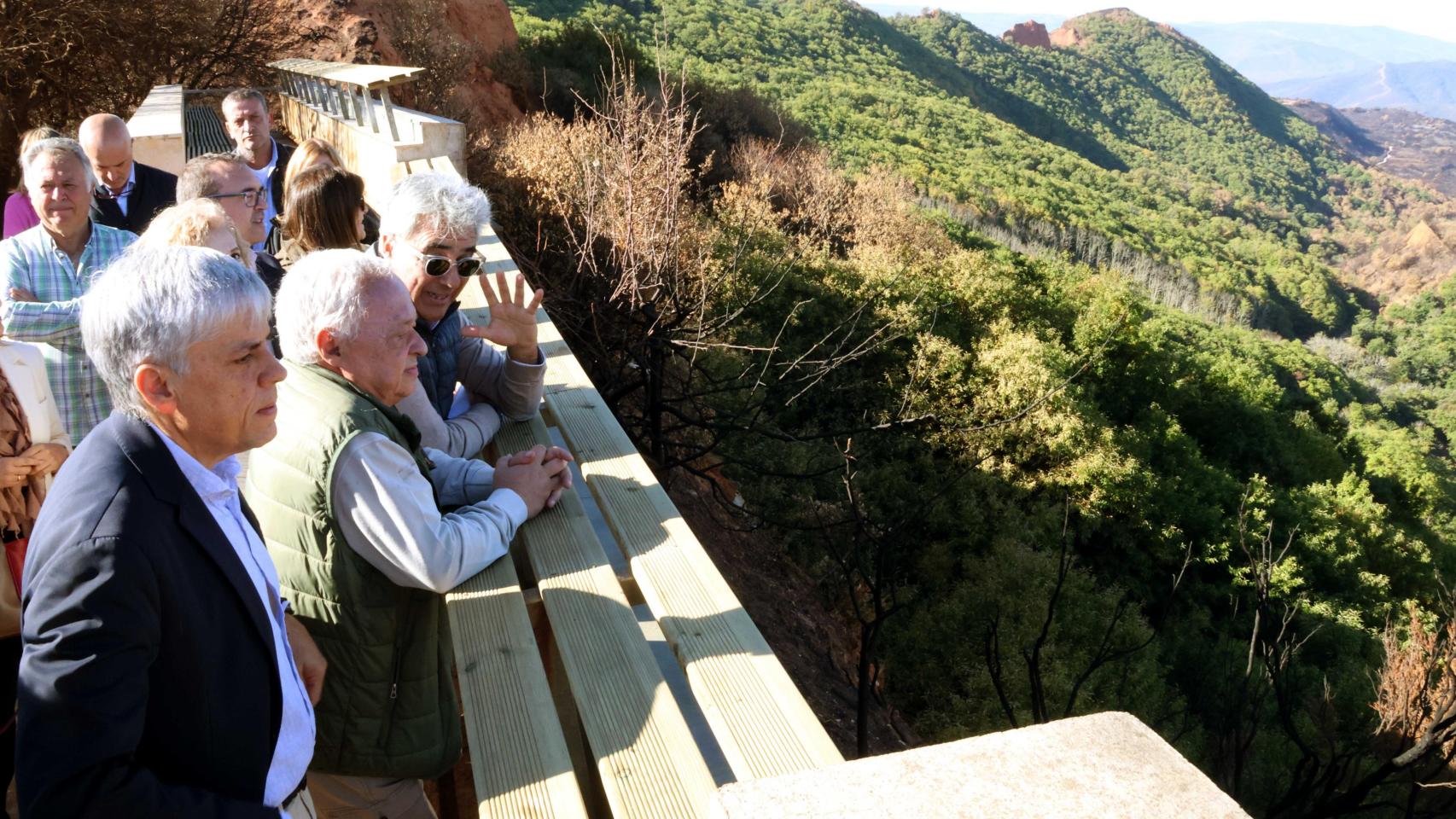 El consejero de Cultura, Turismo y Deporte, Gonzalo Santonja, durante su visita a las obras de restauración del Mirador de Orellán en el Espacio Cultural y Natural de Las Médulas, en la provincia de León, este miércoles
