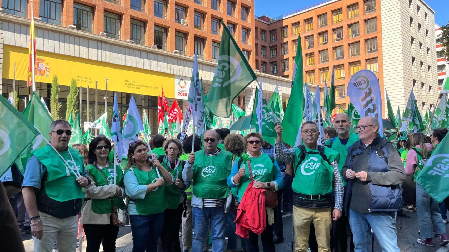 Imagen de la concentración de los trabajadores sanitarios ante el Ministerio de Sanidad